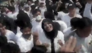 Viral sebuah video memperlihatkan kerumunan pelajar dan guru asik joget berjamaah