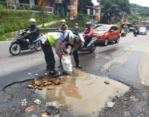 jalan nasional berlubang diperbaiki polisi