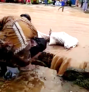 tewas di lubang parit