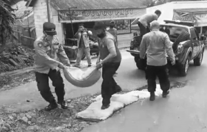 Jalan berlubang diperbaiki polisi