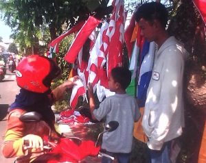 Pedagang pernak pernik HUT RI mulai bermunculan