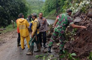 longsor bebatuan petugas gabungan buka tutup jalan ciemas