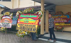 milad mui banjir karangan bunga