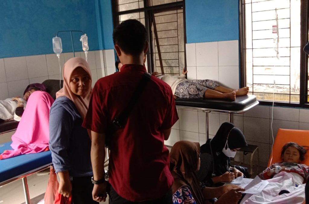 warga cicarap keracunan makanan