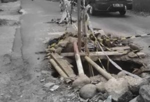 Plat besi di jalan alternatif nagrak dicuri
