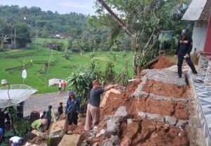 satu rumah di kec.cimanggu terancam ambruk