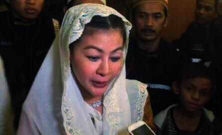 Hasnaeni wanita emas ditahan kejaksaan agung