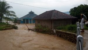 Air sungai cikalong ciemas kembalil meluap