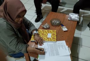 ibu rumah tangga bertengkar akibat ditagih hutang