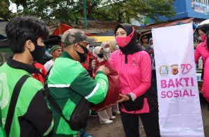 polwan berbagi sembako