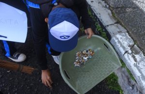 pungut sampah dalam rangka word cleanup day