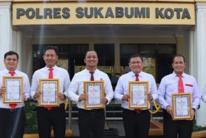 penghargaan enam personil polres sukabumi kota dapat penghargaan ungkap tipikor pasar pelita