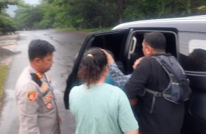 Aksi spontan kapolres sukabumi, AKBP Dedy Darmawansyah tolong korban laka lantas gunakan mobil dinas