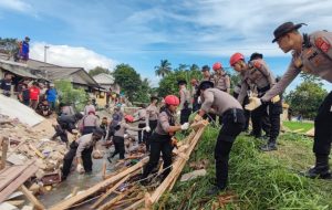 Anggota Polres Sukabumi membantu evakuasi akibat gempa di Cianjur