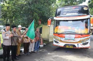 Sekda Ade Suryaman lepas peserta muktamar muhammadiyah di Surakarta