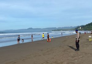 Patroli pengamanan wisatawan di pantai