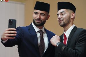 Dua pemain naturilisasi Timnas Indonesia, Jordi Amat dan Sandy Walsh resmi menjadi Warga Negara Indonesia (WNI). Kepastian ini setelah keduanya melakukan pengucapan sumpah WNI itu dilaksanakan di Kantor Wilayah (Kanwil) Kemenkumham DKI,