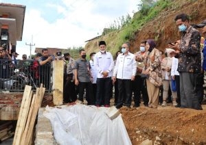 menteri sosial tri rismamaharani kunjungi lokasi longsor caringin sukabumi