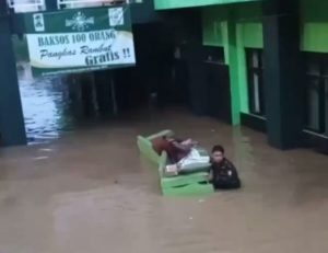 Luapan air banjir yang mengenangi Kantor PCNU Kab.Sukabumi/foto:tangkapanlayar