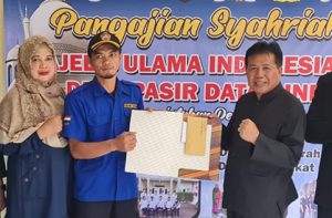 M.Solihin kepala dinas pendidikan kab.sukabumi bantu korban longsor di pasir datar indah caringin sukabumi