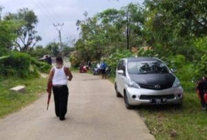 Calon Kepala Desa Ciwaru Nomor urut 3, Abdur Rohman Rohmi yang akrab dipanggil Bombom, siap mengikuti prosedur setelah dirinya resmi dilaporkan Anggota DPRD Kabupaten Sukabumi Fraksi Partai Golkar, Ujang Abdurohman Rohmi ke Polres Sukabumi. Bombom dilaporkan ke Polres Sukabumi setelah insiden penyerangan dan penodongan yang dilakukannya, pada Senin (20/03/2023).