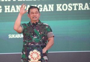 Letnan Jenderal TNI Maruli Simanjuntak saat panen jagung dan penanaman simbolis Japonica Rice dan Wijen di Lahan Ketahanan Pangan Kostrad di Kampung Muara Tilu Desa Ciemas Kecamatan Ciemas Kabupaten Sukabumi, Minggu, (12/3/2023).