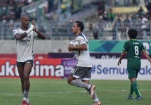 PERSIB berhasil memaksakan hasil imbang 2-2 kepada tuan rumah Persebaya pada pertandingan lanjutan Liga 1 2022/2023 di Stadion Gelora Joko Samudro Gresik, Jawa Timur, Senin, 13 Maret 2023.