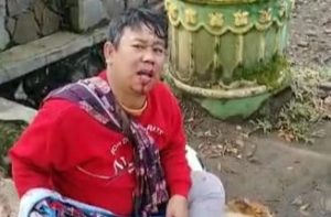 Seorang pria di pinggir Jalan Taman Tenjo Resmi, Kecamatan Palabuhanratu Kabupaten Sukabumi ditemukan dalam keadaan berlumuran pada bagian hidungnya, Minggu (30/4/2023).