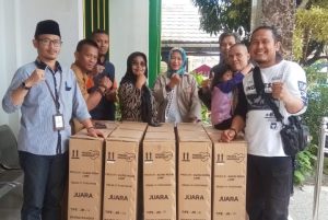 Badan Amil Zakat Nasional (Baznas) Kabupaten Sukabumi melalui LSM Bareta Indonesia menyalurkan kursi roda dan set tongkat ketiak kepada penyandang disabilitas di sejumlah kecamatan di Kabupaten Sukabumi.