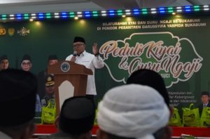 Bupati Sukabumi Marwan Hamami berbagi kepada kyai dan guru ngaji di Auditorium Pondok Pesantren (Ponpes) Darussyifa Yaspida, Jumat, (14/4/2023).