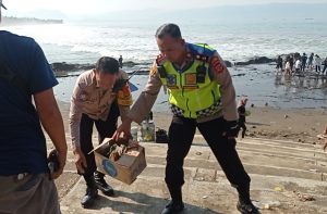 petugas gabungan pungut sampah