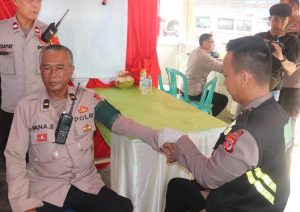 Untuk memastikan kesehatan fisik maupun psikis anggota Pengamanan Operasi Ketupat Lodaya 2023 yang terlibat pengamanan libur Idul Fitri 1444 H di jalur wisata, Bagian Sumber Daya Manusia serta Seksi Dokkes Polres Sukabumi, memberikan pelayanan kesehatan dan konseling.