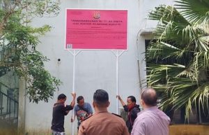 Tim Penyidik Kejaksaan Agung (Kejagung) RI didampingi tim penyidik Kejaksaan Negeri Kabupaten Sukabumi, menyita satu bidang tanah dan bangunan dengan Hak Milik 139 di Desa Purwasari Kecamatan Cicurug Kabupaten Sukabumi, Senin (3/4/2023).