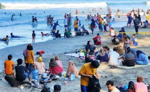 Hingga H + 8 liburan Idul Fitri atau Lebaran 1444 H/2023 M. Data dari Polres Sukabumi menyebut jumlah wisatawan yang berkunjung ke kawasan wisata Pantai Palabuhanratu dan pantai sekitarnya di Kabupaten Sukabumi pada Minggu tanggal 30 April 2023 sampai pukul 17.00 WIB mencapai 19.200 wisatawan.