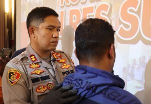 Satuan Narkoba Polres Sukabumi berhasil membekuk satu orang pelaku penyalahgunaan Narkoba berinisial WA (33) di Kecamatan Jampangkulon Kabupaten Sukabumi, Senin, (22/05/2023).