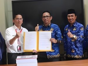 ade 1 Serah terima dokumen penataan kawasan kumuh Perkim Jabar dan Pemkab Sukabumi