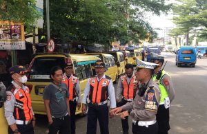 Jelang penilaian Adipura Tahun 2023, pedagang dan pengemudi angkutan umum di Jalan Nasional III Palabuhanratu, tepatnya di Depan Pasar Semi Modern Palabuhanratu Kabupaten Sukabumi, mulai mendapat edukasi sekaligus upaya penertiban.