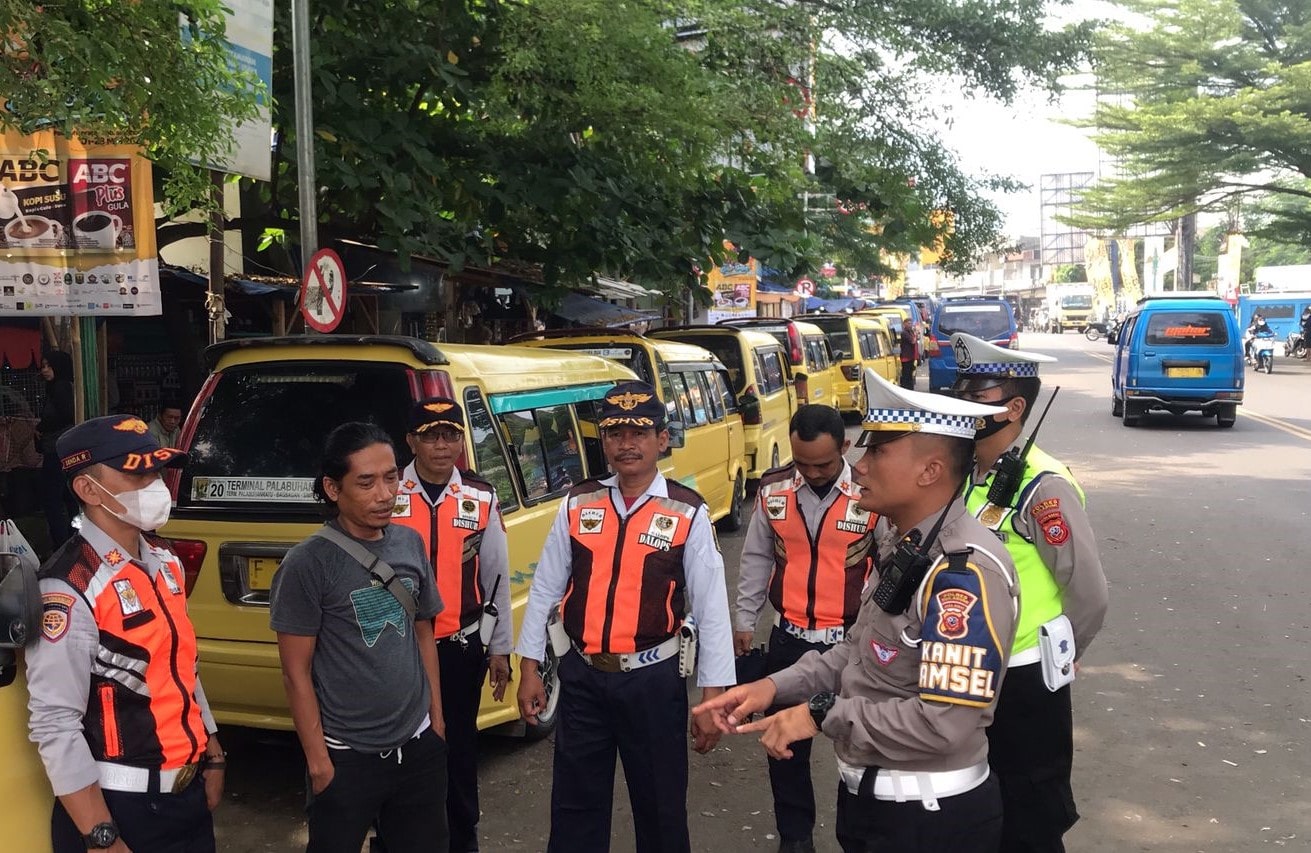 Jelang penilaian Adipura Tahun 2023, pedagang dan pengemudi angkutan umum di Jalan Nasional III Palabuhanratu, tepatnya di Depan Pasar Semi Modern Palabuhanratu Kabupaten Sukabumi, mulai mendapat edukasi sekaligus upaya penertiban.