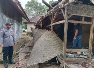 Dituduh sejumlah warga jadi pelaku dukun santet, pasangan suami istri P (65) dan E (50) balik menantang warga dengan melakukan sumpah pocong.