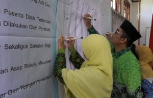 Unsur pendidikan di Kabupaten Sukabumi mendeklarasikan Sekolah Ramah Anak, pada Senin di salah satu hotel di kawasan Salabintana, Kecamatan Sukabumi, Kabupaten Sukabumi (29/5/2023).