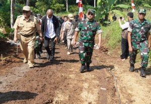 Jalan sepanjang 700 meter akan dibangun Kodim 0607/Kota Sukabumi di Desa Jambenenggang Kecamatan Kebonpedes Kabupaten Sukabumi. Jalan sepanjang 700 meter yang akan dibangun melalui program TNI Manunggal Membangun Desa (TMMD) ke 116 tahun anggaran 2023 Kodim 0607/ Kota Sukabumi.