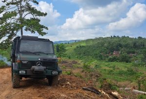 Sudah tiga hari ada penampakan truk jenis Unimog dengan corak cat militer yang nongkrong di lahan garapan eks HGU PT Nagawarna Kecamatan Lengkong Kabupaten Sukabumi.