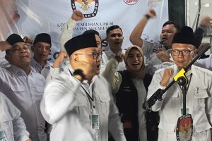 Yel-yel YSG (Yudha Sukmagara) Bupati Sukabumi terdengar di Kantor KPU Kabupaten Sukabumi saat proses pendaftaran DPC Partai Gerindra Kabupaten Sukabumi, pada Minggu (14/5/2023) malam.