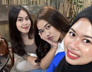 Dunia tarik suara belakangan ini sangat digandrungi oleh kalangan milenial, terutama para remaja generasi 5.0. Tidak ketinggalan, tiga remaja jebolan SMKN 10 Bandung, jurusan karawitan ini, mengukuhkan dan menasbihkan dirinya sebagai 'Trio Sunda".