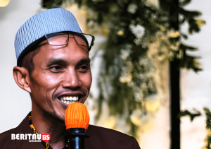 Sabtu (17/06/2023) lalu, saya diminta lagi untuk menjadi Juri Kaligrafi jenjang SMP pada kegiatan PENTAS PAI Tingkat Kota Sukabumi 2023. Ada 20 peserta yang ikut tercatat dalam daftar hadir yang g didominasi peserta putri, karena yang putra cuma 5 orang. Ada rasa miris yang menerpa hati ketika melihat peserta mulai mengerjakan karya mereka. Betapa tidak?, dari 20 peserta tersebut, hanya 4 peserta yang sudah 'melek' teknis pembuatan hiasan mushaf yang menjadi pilihan pada lomba Kaligrafi di Pentas PAI yang dilaksanakan hingga tingkat nasional ini.