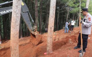 Dipimpin Kapolres Sukabumi AKBP Maruly Pardede, sebanyak 30 personil Satuan Brimob Polda Jabar ikut mengamankan proses penutupan ratusan lubang tambang emas ilegal di area Perhutani Blok Cibuluh, Desa Ciemas Kecamatan Ciemas, Kabupaten Sukabumi Jawa barat, pada Kamis (8/6/2023).