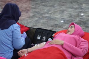 Sebanyak 148 labu darah berhasil dikumpulkan Polres Sukabumi Kota. 148 labu darah itu berhasil terkumpul saat penyelenggaraan bakti kesehatan donor darah di aula Graha Rekonfu Polres Sukabumi Kota, Selasa (13/6/2023). Bakti kesehatan donor darah digelar menjelang Hari Bhayangkara ke-77, Polres Sukabumi Kota bekerjsama dengan PMI (Palang Merah Indonesia) Kota Sukabumi.