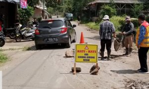 penanganan sementara plat beton yang mengalami jebol tersebut.