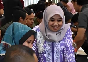 Nuryamah, istri Kepala Desa Palasari Girang Kecamatan Kapalanunggal Kabupaten Sukabumi, terpilih jadi salah satu anggota Badan Pengawas Pemilu (Bawaslu) Provinsi Jawa Barat periode 2023-2028.