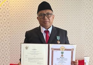 Bupati Sukabumi Marwan Hamami menerima Tanda Kehormatan Satyalancana Wira Karya dari Presiden Republik Indonesia.